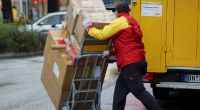 Die Abgabefristen für Briefe und Pakete variieren bei DHL und anderen Anbietern.(Symbolfoto)