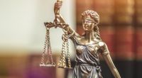 In Nebraska muss sich eine 20-Jährige vor Gericht verantworten, da sie über 100 Mal Sex mit einem Minderjährigen gehabt haben soll.