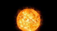 Eine Sonneneruption schleuderte am Wochenende Plasma in den Weltraum. Der Erde droht jedoch kein Sonnensturm.