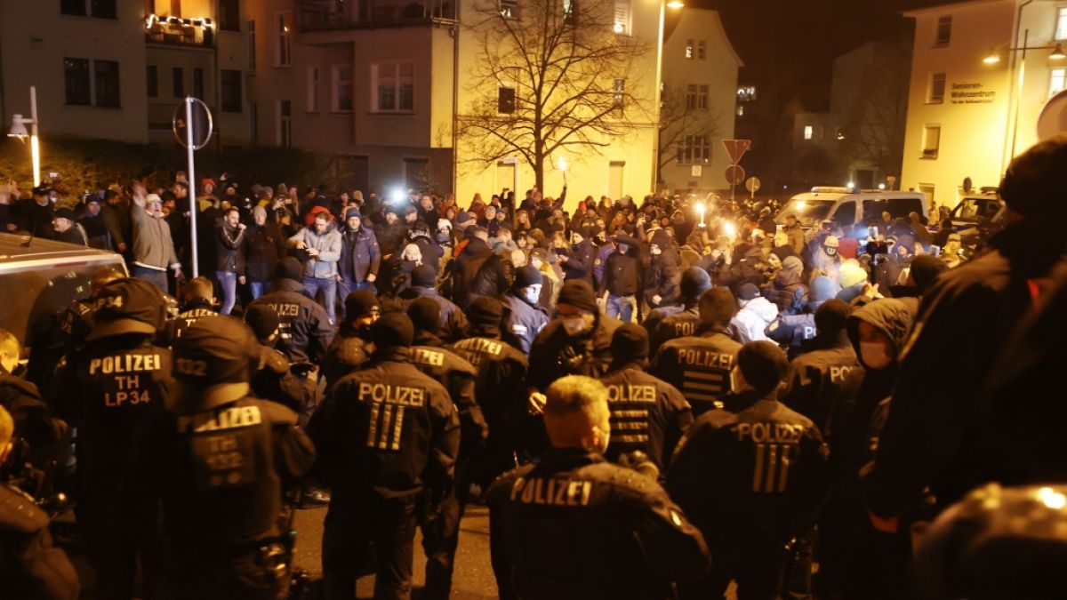 Bei gewaltsamen Corona-Protesten in Deutschland wurden mehrere Polizisten verletzt. (Foto)