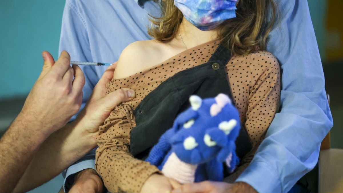 Ein Kinderarzt impft ein 7-jähriges Mädchen gegen das Covid19-Virus. (Foto)