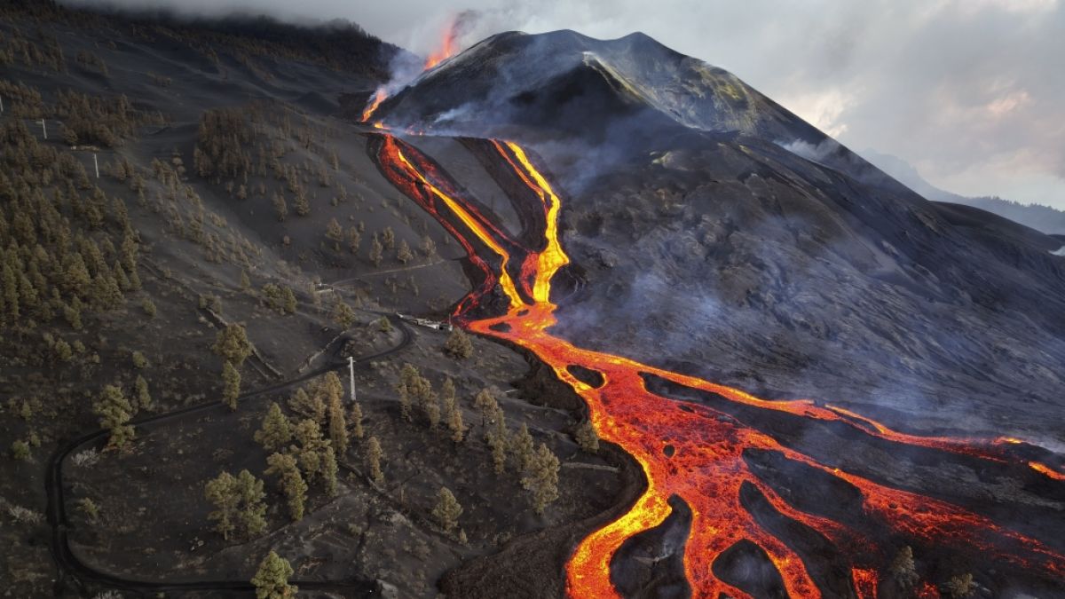 Der Vulkan auf La Palma spuckt seit knapp drei Monaten Feuer und Asche. (Foto)