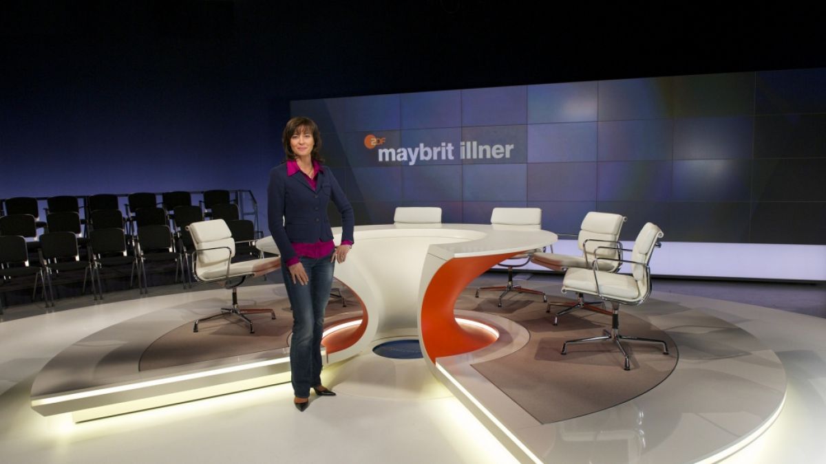 Moderatorin Maybrit Illner steht in der Sendungskulisse. (Foto)