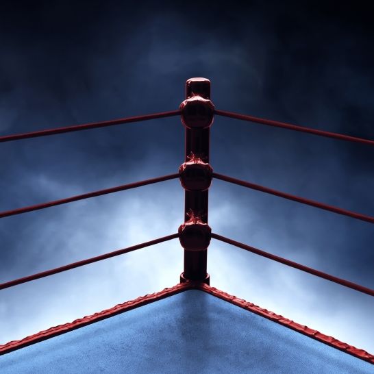 Wrestler dreht völlig frei und durchbohrt Ringrichter mit Eisenstachel