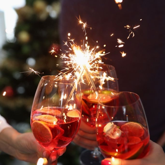Um das neue Jahr feucht-fröhlich zu begrüßen, dürfen auch zu Silvester 2021/22 leckere Cocktails nicht fehlen. (Foto)