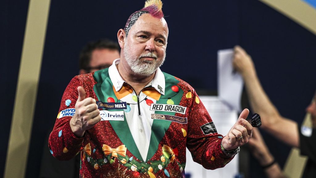 Keine Darts-Weltmeisterschaft ohne Peter Wright im Weihnachts-Outfit: Bei seinem Auftaktspiel kam der frühere PDC-Weltmeister festlich gewandet auf die Bühne des Alexandra Palace. (Foto)