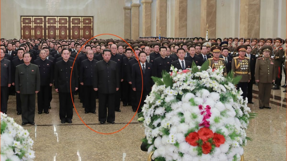 Auf diesem von der nordkoreanischen Regierung zur Verfügung gestellten Foto besucht der nordkoreanische Führer Kim Jong Un den Kumsusan-Sonnenpalast in Pjöngjang, Nordkorea. (Foto)