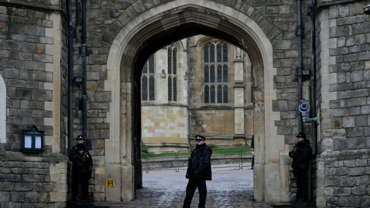 Polizisten bewachen das Tor von Schloss Windsor am ersten Weihnachtstag. Die britische Königin Elizabeth II. ist wegen der anhaltenden Corona-Pandemie auf Schloss Windsor geblieben, anstatt Weihnachten auf ihrem Landsitz Sandringham zu verbringen. (Foto)