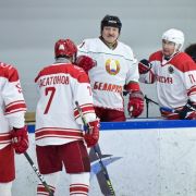 Alexander Lukaschenko und Wladimir Putin bei einem Eishockeyspiel.
