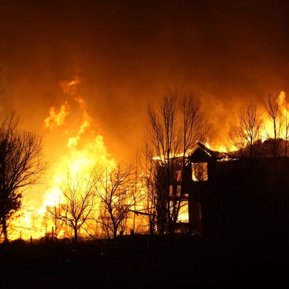 Zehntausende auf der Flucht vor Feuersbrunst - fast 1.000 Gebäude in Schutt und Asche