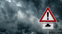 Der Deutsche Wetterdienst warnt in mehreren Regionen Süddeutschlands vor Orkanböen und Dauerregen.