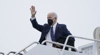 Joe Biden winkt, als er auf der Delaware Air National Guard Base die Air Force One besteigt, um nach Washington zu fliegen.