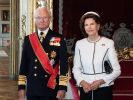 König Carl XVI. Gustaf und Königin Silvia von Schweden stehen im Königlichen Schloss. (Foto)