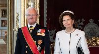König Carl XVI. Gustaf und Königin Silvia von Schweden stehen im Königlichen Schloss.