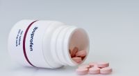 Bei der Einnahme von Ibuprofen kann es zu schweren Nebenwirkungen kommen.