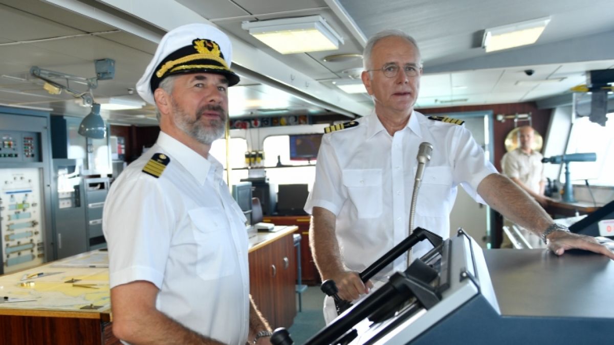 Harald Schmidt (rechts) ist Teil der "Traumschiff"-Crew. (Foto)