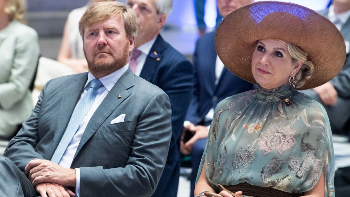 König Willem-Alexander und Königin Maxima der Niederlande müssen aufgrund eines Rassismus-Skandals auf ein anderes Fortbewegungsmittel ausweichen: Die prunkvolle Kutsche des Königshauses ist derzeit tabu. (Foto)