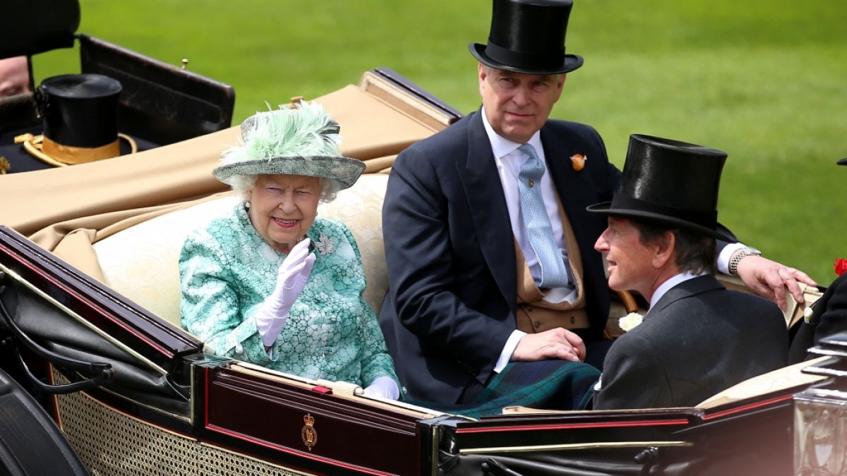 Prinz Andrew hat sich die Chancen verspielt, jemals wieder in öffentlicher Funktion neben seiner Mutter Queen Elizabeth II. in Erscheinung treten zu dürfen. (Foto)