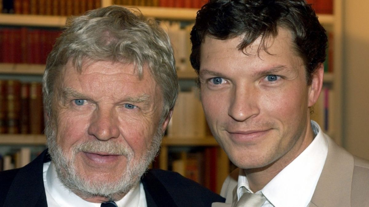 Der Schauspieler Hardy Krüger sr. (l) mit Sohn Hardy Krüger jr. im Jahr 2001. (Foto)