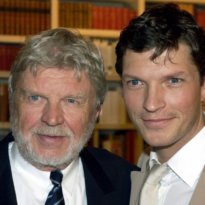 Der Schauspieler Hardy Krüger sr. (l) mit Sohn Hardy Krüger jr. im Jahr 2001.