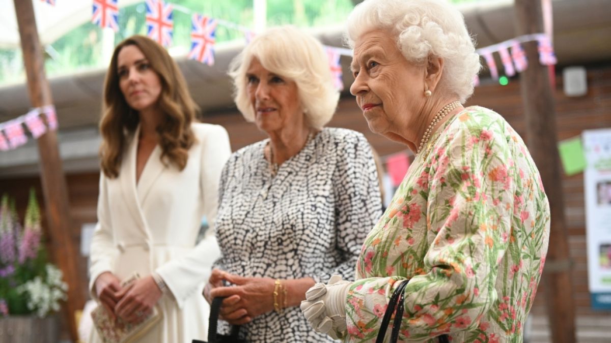 Da stutzen selbst die Royals-Damen: Dieser Tage gab es eine Vielzahl an Schlagzeilen über Herzogin Kate, Camilla Parker Bowles und Queen Elizabeth II. zu lesen. (Foto)