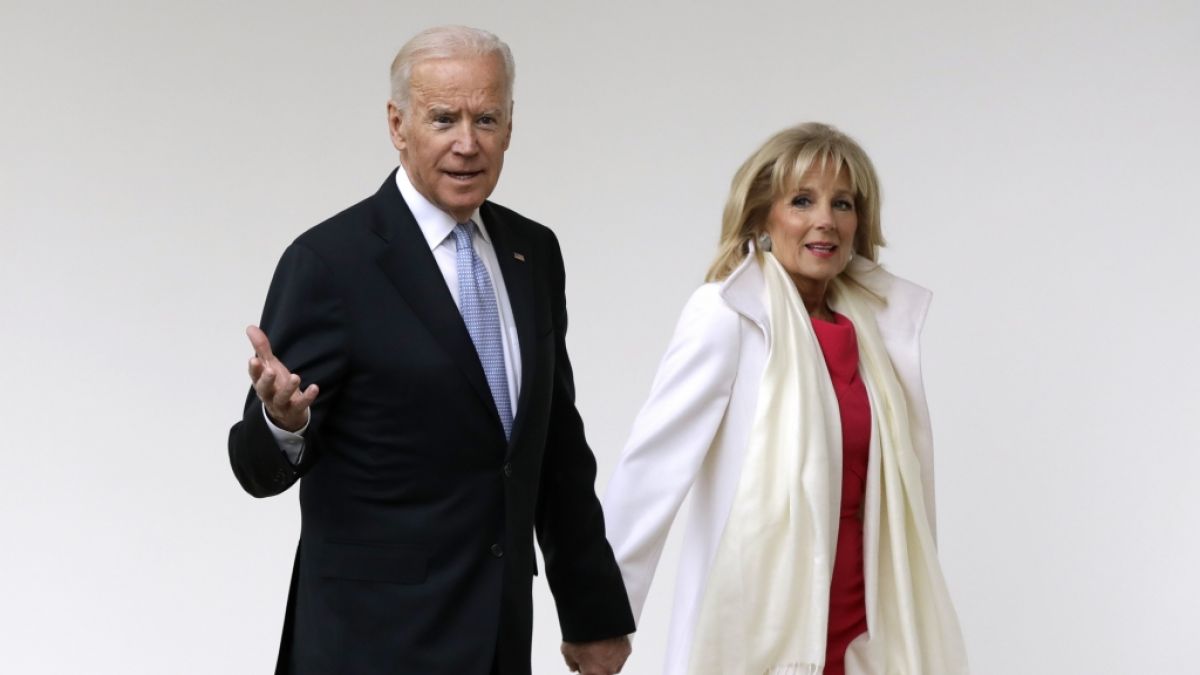 Es war Liebe auf den ersten Blick: US-Präsident Joe Biden und die First Lady Jill Biden haben eine kleine Herzensbrecherin im Weißen Haus aufgenommen. (Foto)