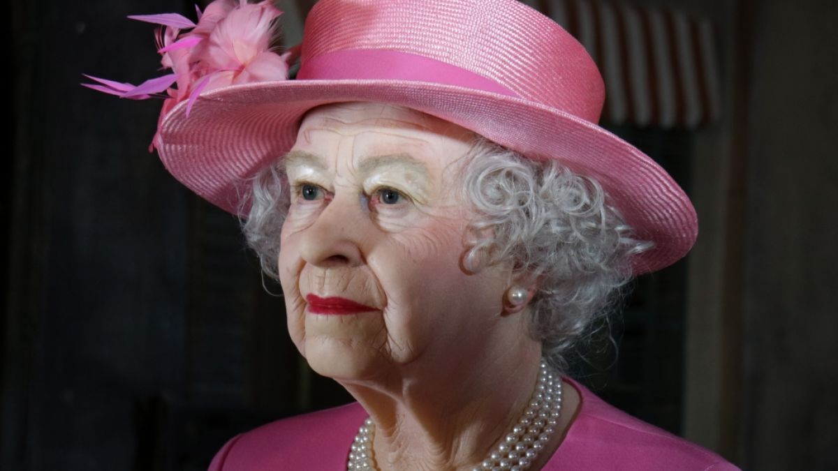 Auf den ersten Blick wirkt die Wachsfigur von Queen Elizabeth II. erhaben und elegant, doch unter dem Hut verbirgt sich ein schockierendes Geheimnis. (Foto)