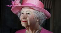 Auf den ersten Blick wirkt die Wachsfigur von Queen Elizabeth II. erhaben und elegant, doch unter dem Hut verbirgt sich ein schockierendes Geheimnis.