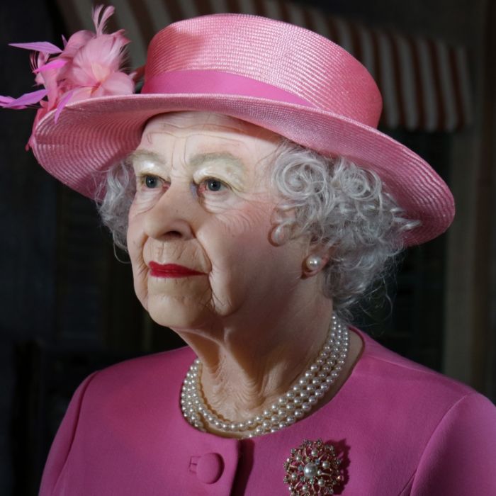 Königin plötzlich oben ohne! DIESER Anblick schockt Royals-Fans