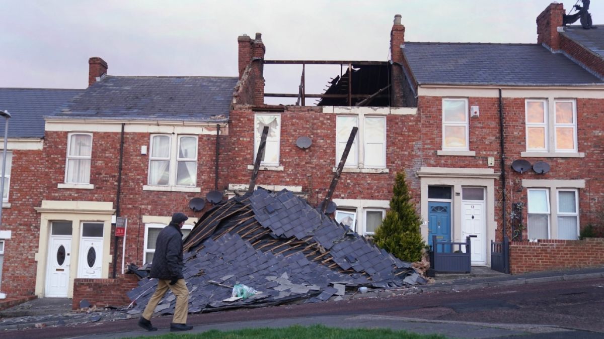Sturm "Mailk" hat in Großbritannien - wie hier im nordenglischen Gateshead - gravierende Schäden hinterlassen und mindestens zwei Menschenleben gefordert. (Foto)