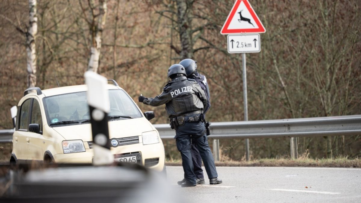 Nach den tödlichen Schüssen auf zwei Polizisten in Kusel (Rheinland-Pfalz) und der Festnahme zweier Tatverdächtiger laufen die Ermittlungen auf Hochtouren. (Foto)