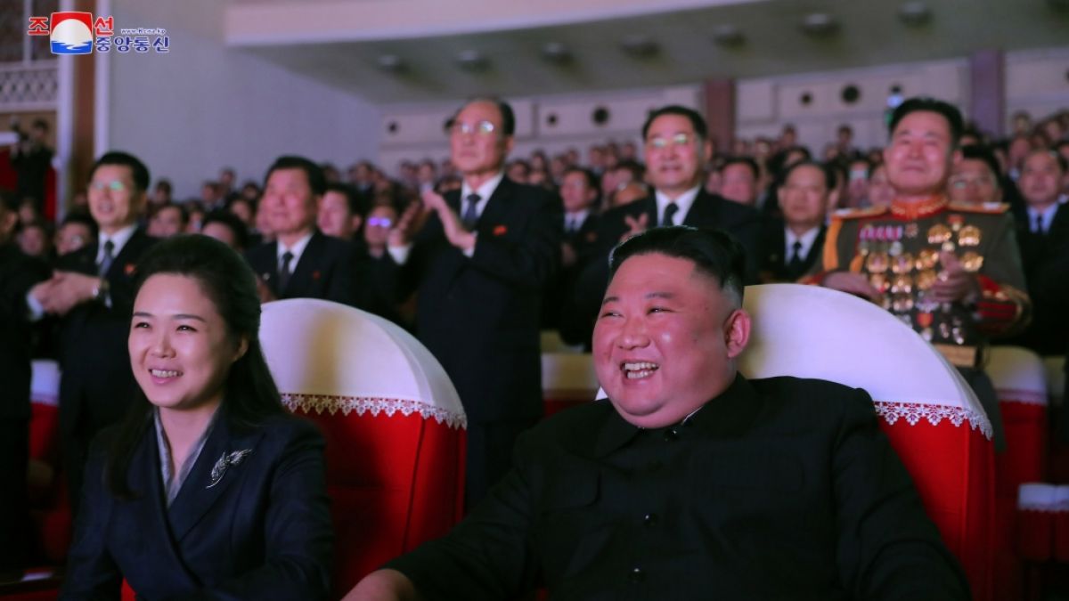 Kim Jong-un zeigt sich erstmals wieder mit seiner Frau Ri Sol Ju in der Öffentlichkeit. (Foto)