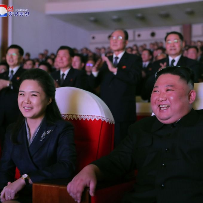 Ri Sol Ju am Leben! Diktator Kim zeigt sich wieder mit seiner Ehefrau