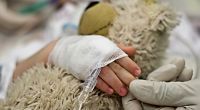 Mehrere Krankenhäuser lehnten die Herz-OP bei einem dreijährigen Kind ab, da die Eltern nicht gegen das Coronavirus geimpft waren.