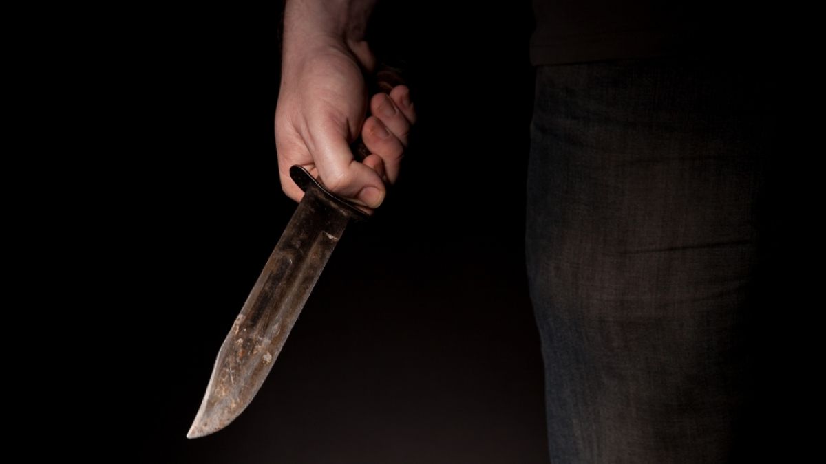 Bei einer Messer-Attacke in England kam einer junger Mann ums Leben. Vier Teenager sollen auf den 20-Jährigen eingestochen haben. (Symbolbild) (Foto)