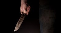 Bei einer Messer-Attacke in England kam einer junger Mann ums Leben. Vier Teenager sollen auf den 20-Jährigen eingestochen haben. (Symbolbild)