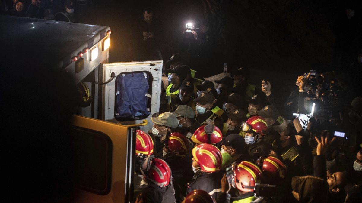 Rettungskräfte tragen den Leichnam des fünfjährigen Rayan und legen ihn in einen Krankenwagen. (Foto)