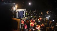 Rettungskräfte tragen den Leichnam des fünfjährigen Rayan und legen ihn in einen Krankenwagen.