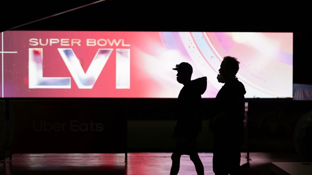 Arbeiter gehen an einem Super Bowl-Logo im Inneren der NFL Experience, einer interaktiven Fan-Show, im Los Angeles Convention Center vorbei. (Foto)