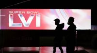 Arbeiter gehen an einem Super Bowl-Logo im Inneren der NFL Experience, einer interaktiven Fan-Show, im Los Angeles Convention Center vorbei.