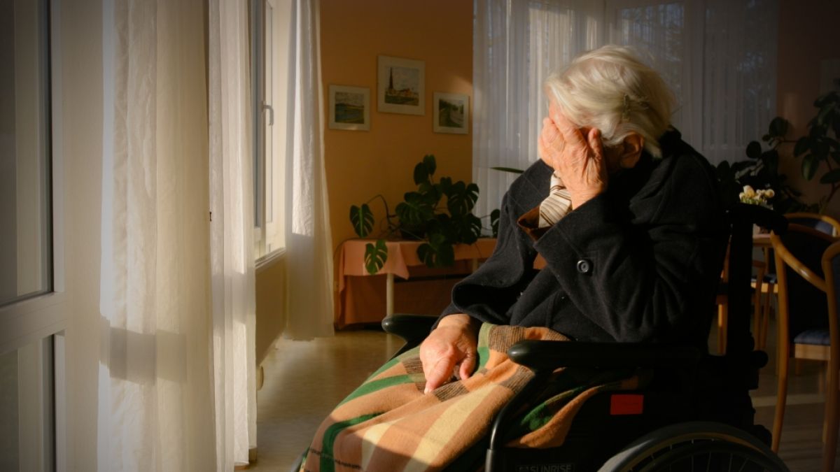 Die demenzkranke Seniorin (99) wurde von ihrem Pfleger vergewaltigt. (Symbolbild) (Foto)