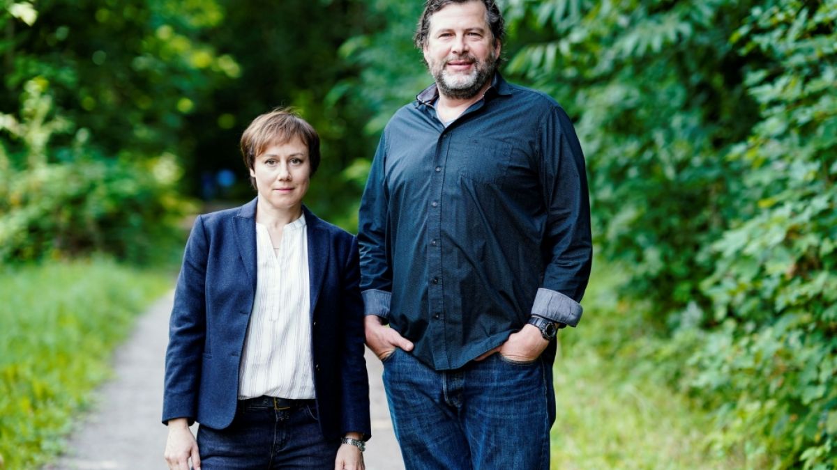 Die Schauspieler Eva Löbau und Hans-Jochen Wagner stehen am Drehort für den neuen Schwarzwald-"Tatort". (Foto)