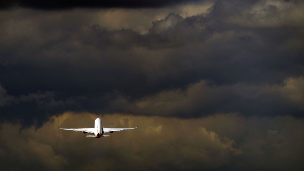 Ein Mann (40) soll sich während eines Transatlantikfluges von New Jersey nach London sexuell an einer Passagierin vergangen haben (Symbolbild). (Foto)
