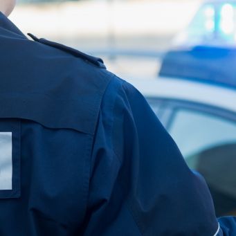 Polizist bei Polizeikontrolle umgefahren - Täter mutmaßlich Reichsbürger