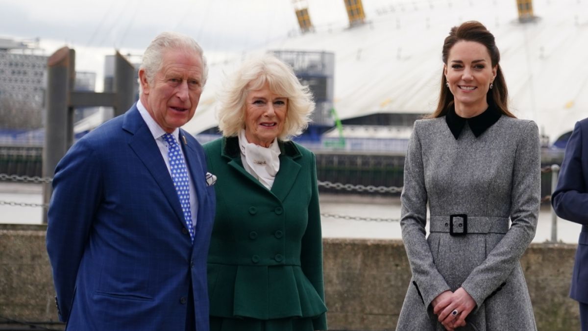 Herzogin Kate strahlt neben ihren Schwiegereltern Prinz Charles und Herzogin Camilla bei einem Besuch der Trinity Buoy Wharf in London. (Foto)