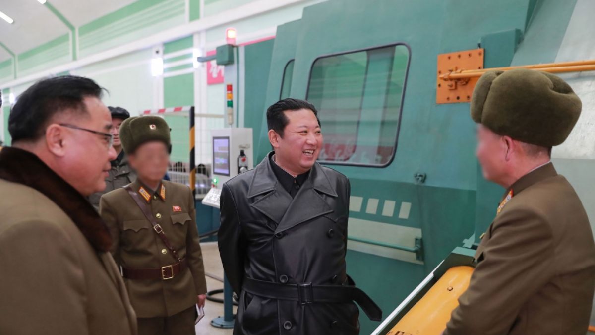 Kim Jong Un (M) beim Besuch einer Munitionsfabrik. (Foto)