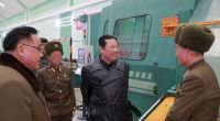Kim Jong Un (M) beim Besuch einer Munitionsfabrik.