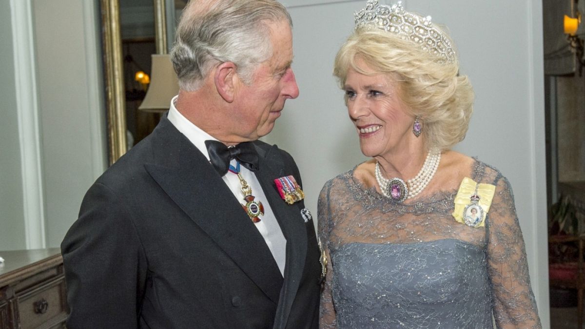 Prinz Charles und Herzogin Camilla strahlen um die Wette: Die Vorbereitungen für ihre Doppelkrönung laufen bereits auf Hochtouren. (Foto)