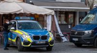 Nach einem Restaurantbesuch in Weiden (Oberpfalz) ist ein 52-Jähriger möglicherweise an einer Vergiftung gestorben. Sieben weitere Personen seien verletzt worden, einige sogar schwer, teilte die Polizei mit.