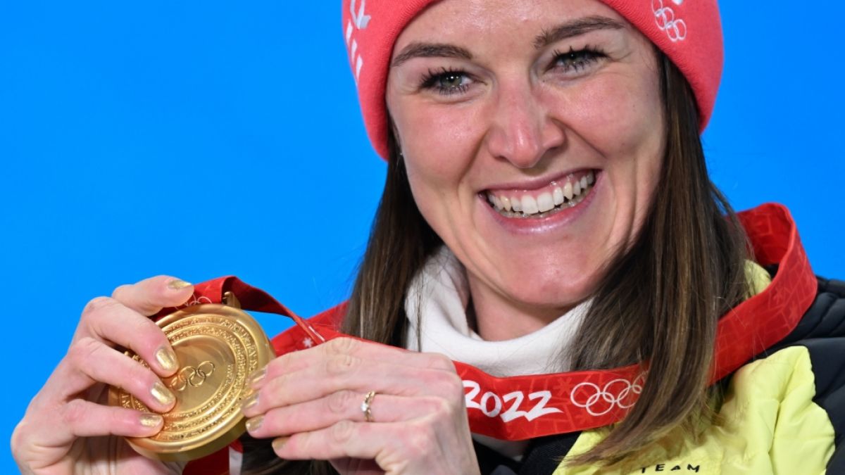 Denise Herrmann aus Deutschland jubelt mit ihrer Goldmedaille. (Foto)